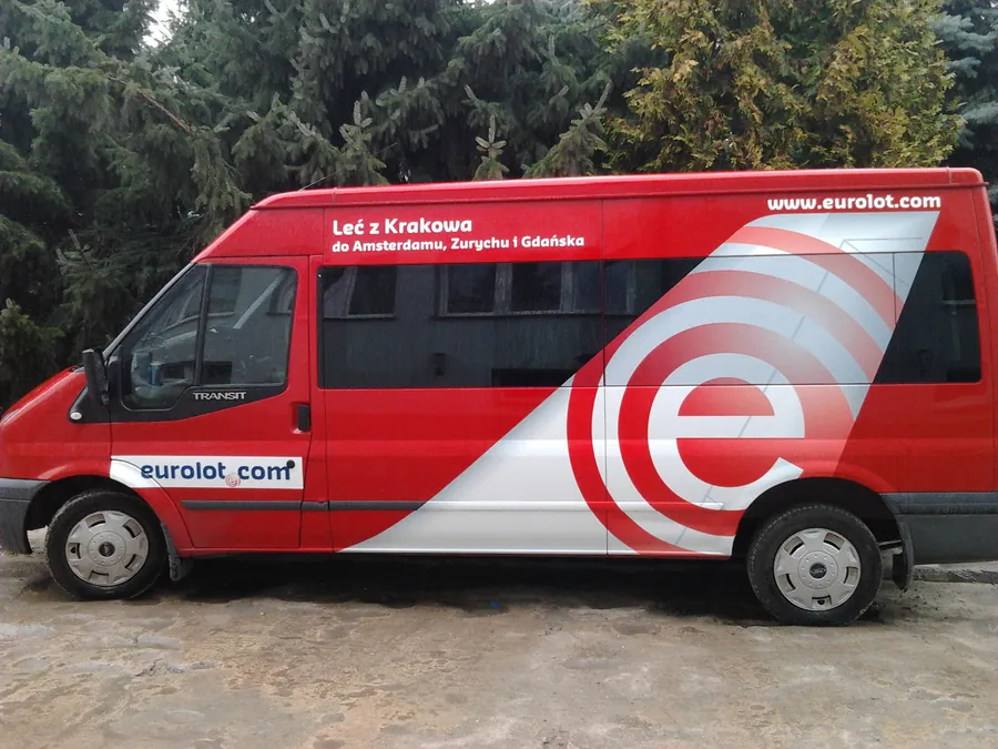 Bus pasażerski z logotypem na całej długości boku