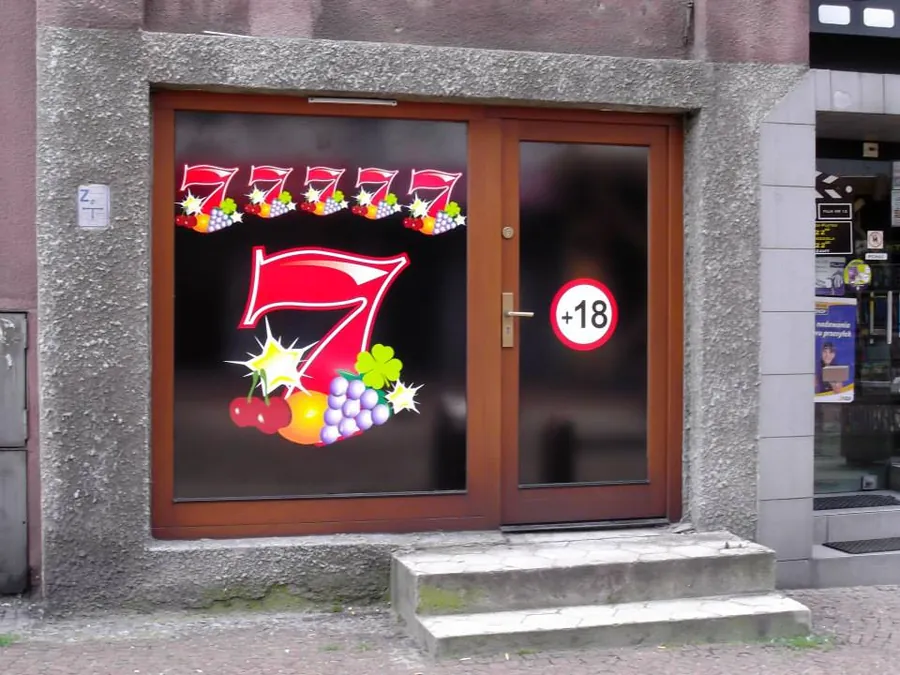 Grafika wycięta z folii na witrynie sklepu