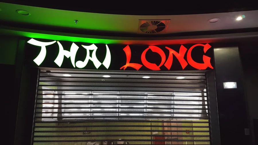 Świecące litery przestrzenne „Thai Long” na elewacji lokalu