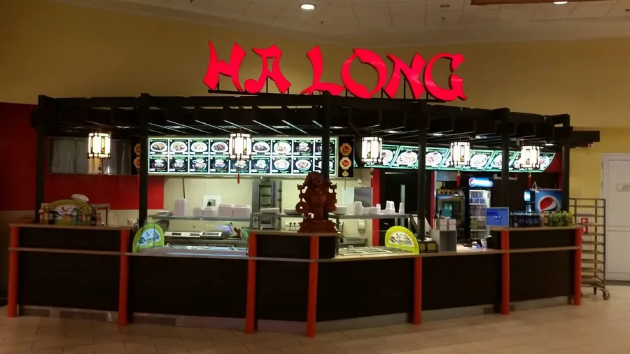 Podświetlany szyld „Ha Long” nad barem w galerii handlowej