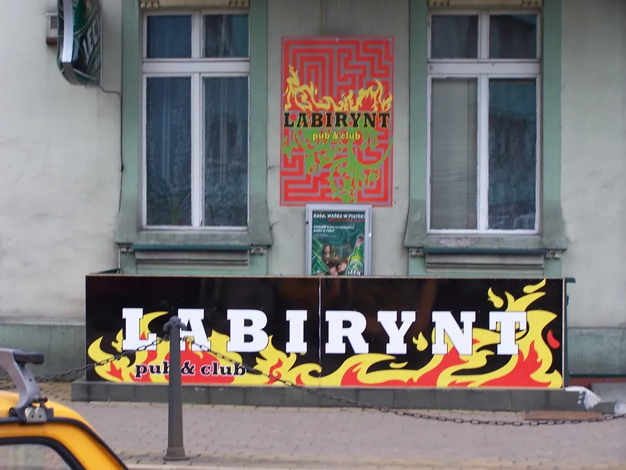 Szyld z płomienną grafiką na całej szerokości witryny